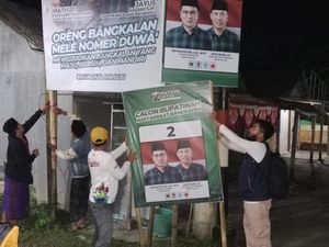 Petugas Gabungan di Bangkalan Tertibkan APK Masuk Masa Tenang Pemilu Petugas Gabungan di Bangkalan Tertibkan APK Masuk Masa Tenang Pemilu