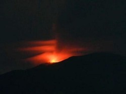 Gunung Ibu di Halmahera Barat Erupsi, Keluarkan Sinar Api 350 Meter