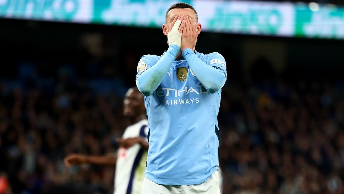 Penyerang Manchester City, Phil Foden, tertunduk usai dikalahkan Tottenham Hotspur 0-4. (Foto: Shaun Brooks - CameraSport via Getty Images)