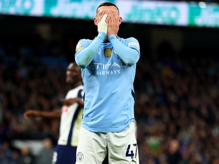 MANCHESTER, ENGLAND - NOVEMBER 23: A dejected Phil Foden of Manchester City during the Premier League match between Manchester City FC and Tottenham Hotspur FC at Etihad Stadium on November 23, 2024 in Manchester, England. (Photo by Shaun Brooks - CameraSport via Getty Images)