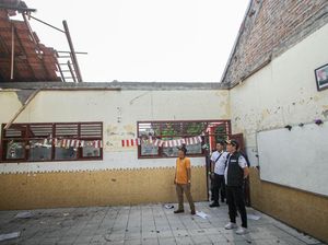 Plt Bupati Sidoarjo Kunjungi Kelas SDN Tropodo 1 yang Ambruk