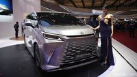 Potret SPG Pemanis GAIKINDO Jakarta Auto Week 2024