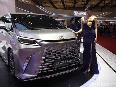 Potret SPG Pemanis GAIKINDO Jakarta Auto Week 2024