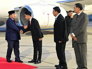 Momen Prabowo Disambut Gibran Saat Tiba di Tanah Air Usai Kunker ke 6 Negara