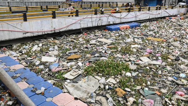 Sampah Menumpuk di Kali Dadap Tangerang