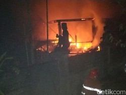 Tersambar Petir, Vila di Karangasem Ludes Terbakar