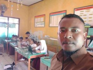 Kisah Guru Honorer 16 Tahun Mengajar di SD Pelosok Gunung Tambora Kisah Guru Honorer 16 Tahun Mengajar di SD Pelosok Gunung Tambora