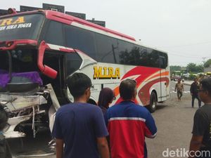 Adu Banteng Bus Mira Vs Truk Pasir di Simpang Tegalyoso Klaten Adu Banteng Bus Mira Vs Truk Pasir di Simpang Tegalyoso Klaten