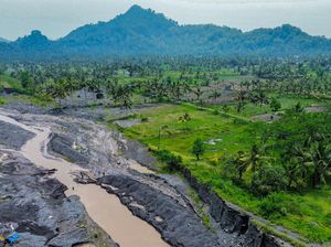 Tanggul Penahan Banjir Lahar Hujan Gunung Semeru Rusak