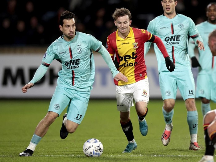 DEVENTER - (l-r) Thom Haye of Almere City FC, Jakob Breum of Go Ahead Eagles during the Dutch Eredivisie match between Go Ahead Eagles and Almere City FC at De Adelaarshorst on Nov. 23, 2024 in Deventer, Netherlands. ANP JEROEN PUTMANS (Photo by ANP via Getty Images)