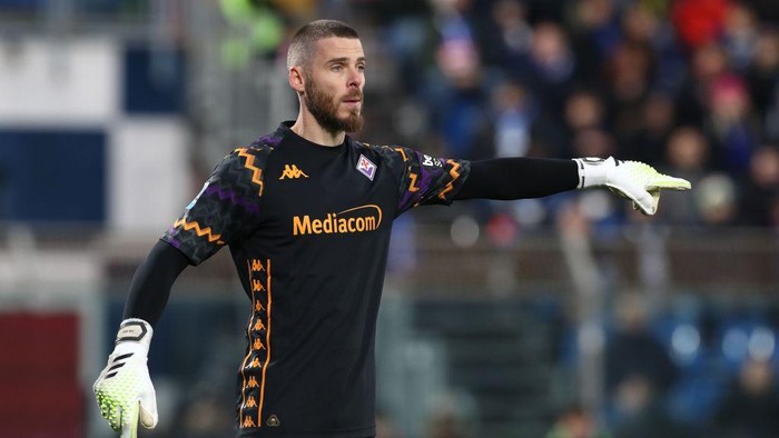 COMO, ITALY - NOVEMBER 24: David de Gea of ACF Fiorentina gestures during the Serie A match between Como 1907 and ACF Fiorentina at Stadio G. Sinigaglia on November 24, 2024 in Como, Italy. (Photo by Marco Luzzani/Getty Images)