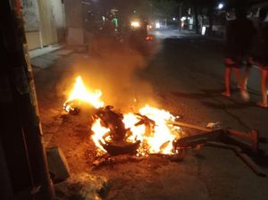Heboh Sekelompok Remaja Bikin Onar Diamankan Warga Berujung Motor Dibakar Heboh Sekelompok Remaja Bikin Onar Diamankan Warga Berujung Motor Dibakar