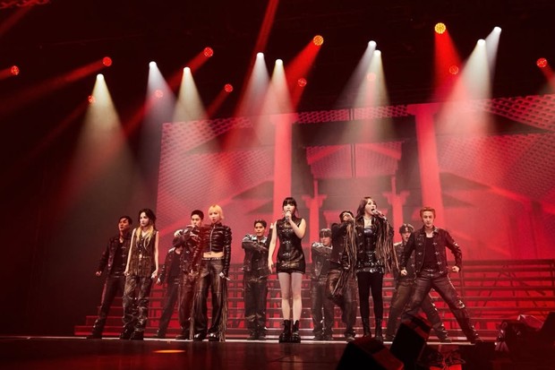 Potret 2NE1 dalam konser 'Welcome Back' di Jakarta