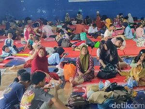 Cerita Ovilatul Terobos Banjir Bareng 2 Anak, Ibu dan Kakak untuk Ngungsi Cerita Ovilatul Terobos Banjir Bareng 2 Anak, Ibu dan Kakak untuk Ngungsi