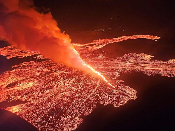 Detik-detik Gunung Berapi Islandia Meletus Semburkan Lava