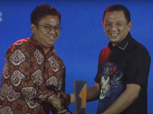 Video: Nazaruddin Malik-Kombes Christian Tobing Raih detikJatim Awards Video: Nazaruddin Malik-Kombes Christian Tobing Raih detikJatim Awards