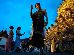 Gemerlap Malam Kuil Wat Arun yang Memikat di Bangkok Gemerlap Malam Kuil Wat Arun yang Memikat di Bangkok
