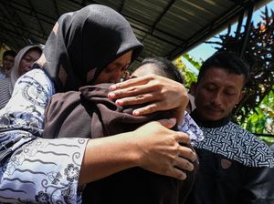 Tangis Haru Supriyani Divonis Bebas di Kasus Tuduhan Aniaya Siswa Tangis Haru Supriyani Divonis Bebas di Kasus Tuduhan Aniaya Siswa
