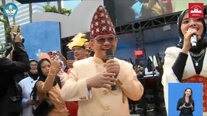 Saat Mendikdasmen Nyanyi Laskar Pelangi di Hari Guru Nasional 2024