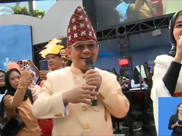 Saat Mendikdasmen Nyanyi Laskar Pelangi di Hari Guru Nasional 2024