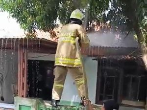 Bakar Daun Kering di Atap, Rumah Warga Pulau Tidung Ikut Terbakar