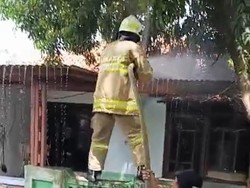 Bakar Daun Kering di Atap, Rumah Warga Pulau Tidung Ikut Terbakar