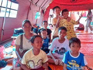 Asa Bocah-bocah Jatinegara Tetap Sekolah Usai Rumah Dilalap Jago Merah Asa Bocah-bocah Jatinegara Tetap Sekolah Usai Rumah Dilalap Jago Merah