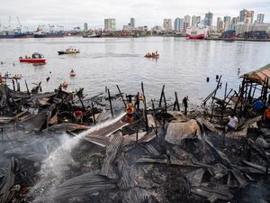 Kebakaran Hebat Hancurkan Kawasan Kumuh di Manila