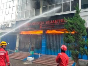 Kebakaran di Kompleks Ruko Jade Makassar, Toko Sepeda-Warkop Hangus