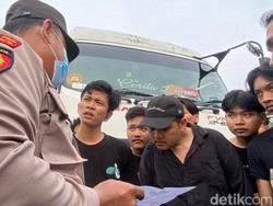 Massa Mahasiswa PrayforNgaliyan Hentikan Truk yang Langgar Jam Operasional