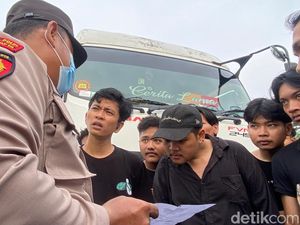Massa Mahasiswa PrayforNgaliyan Hentikan Truk yang Langgar Jam Operasional Massa Mahasiswa PrayforNgaliyan Hentikan Truk yang Langgar Jam Operasional