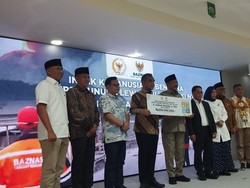 Ahmad Muzani Serahkan Bantuan Korban Erupsi Lewotobi, Hasil Kontes Sapi