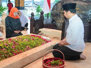 Khofifah-Emil Kenang Sosok Bung Karno-Kedekatan dengan Ulama NU saat Ziarah