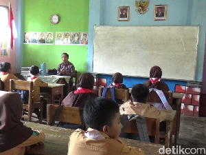 Perjuangan Pak Ribut Tempuh Jarak 18 Km, 21 Tahun Mengajar Digaji Rp 250.000 Perjuangan Pak Ribut Tempuh Jarak 18 Km, 21 Tahun Mengajar Digaji Rp 250.000