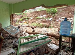 Bruk! Tembok Rumah Warga Purwokerto Jebol Tertimpa Longsor