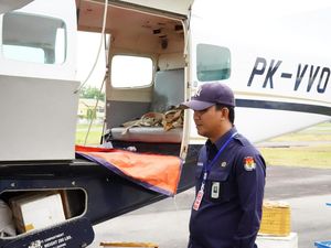 KPU Sulsel Distribusikan Logistik Pilkada di Seko-Rampi Lutra Pakai Pesawat KPU Sulsel Distribusikan Logistik Pilkada di Seko-Rampi Lutra Pakai Pesawat