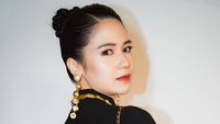 Gaya  Laura Basuki Pakai Backless Dress, Pamer Punggung Seksi