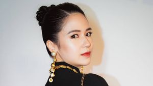 Gaya  Laura Basuki Pakai Backless Dress, Pamer Punggung Seksi