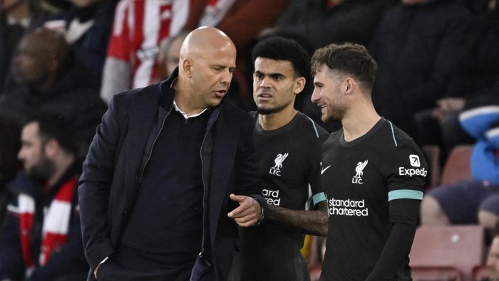 Soccer Football - Premier League - Southampton v Liverpool - St Marys Stadium, Southampton, Britain - November 24, 2024  Liverpool manager Arne Slot with Liverpools Alexis Mac Allister and Liverpools Luis Diaz before they come on as substitutes Action Images via Reuters/Tony O Brien EDITORIAL USE ONLY. NO USE WITH UNAUTHORIZED AUDIO, VIDEO, DATA, FIXTURE LISTS, CLUB/LEAGUE LOGOS OR LIVE SERVICES. ONLINE IN-MATCH USE LIMITED TO 120 IMAGES, NO VIDEO EMULATION. NO USE IN BETTING, GAMES OR SINGLE CLUB/LEAGUE/PLAYER PUBLICATIONS. PLEASE CONTACT YOUR ACCOUNT REPRESENTATIVE FOR FURTHER DETAILS..