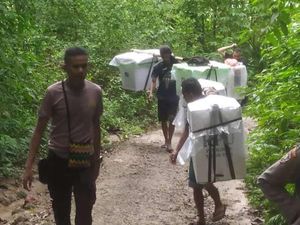 KPU Bawa Logistik Pilkada ke Pinogu, Petugas 12 Jam Jalan Kaki Masuk Hutan