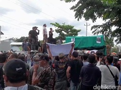 2 Kelompok Massa Sempat Ricuh di Depan Kantor KPU Brebes