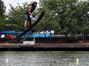 Melihat Atlet Ski Air Latihan di Danau Sunter Melihat Atlet Ski Air Latihan di Danau Sunter