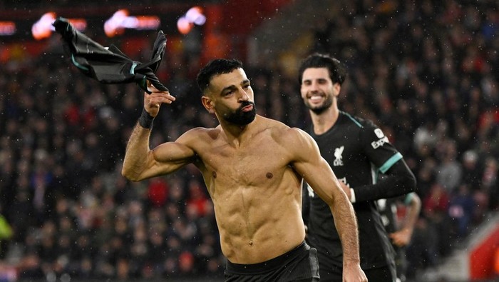 Soccer Football - Premier League - Southampton v Liverpool - St Marys Stadium, Southampton, Britain - November 24, 2024  Liverpools Mohamed Salah celebrates scoring their third goal REUTERS/Tony O Brien EDITORIAL USE ONLY. NO USE WITH UNAUTHORIZED AUDIO, VIDEO, DATA, FIXTURE LISTS, CLUB/LEAGUE LOGOS OR LIVE SERVICES. ONLINE IN-MATCH USE LIMITED TO 120 IMAGES, NO VIDEO EMULATION. NO USE IN BETTING, GAMES OR SINGLE CLUB/LEAGUE/PLAYER PUBLICATIONS. PLEASE CONTACT YOUR ACCOUNT REPRESENTATIVE FOR FURTHER DETAILS..     TPX IMAGES OF THE DAY