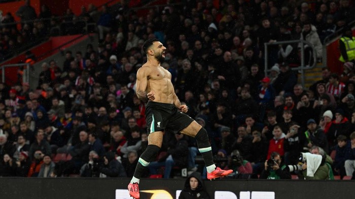 SOUTHAMPTON, ENGLAND - NOVEMBER 24: (THE SUN OUT, THE SUN ON SUNDAY OUT) Mohamed Salah of Liverpool celebrating after scoring the third goal during the Premier League match between Southampton FC and Liverpool FC at St Marys Stadium on November 24, 2024 in Southampton, England. (Photo by John Powell/Liverpool FC via Getty Images)