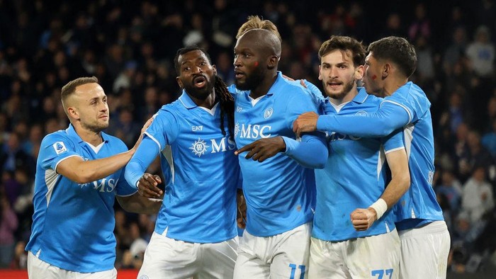 NAPLES, ITALY - NOVEMBER 24: Romelu Lukaku of Napoli celebrates after scoring his side first goal during the Serie A match between Napoli and AS Roma at Stadio Diego Armando Maradona on November 24, 2024 in Naples, Italy. (Photo by Francesco Pecoraro/Getty Images)