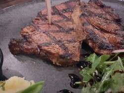 Ngeri! Wanita Ini Temukan Belatung Saat Makan Steak di Restoran