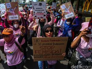 Pakai Baju Pink, Aliansi Perempuan Jalan Kaki ke Patung Kuda Pakai Baju Pink, Aliansi Perempuan Jalan Kaki ke Patung Kuda
