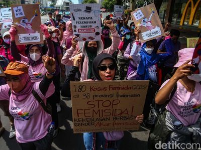 Pakai Baju Pink, Aliansi Perempuan Jalan Kaki ke Patung Kuda