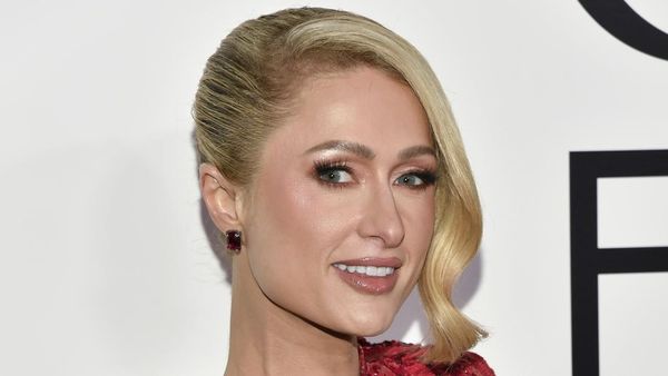 Foto: Paris Hilton yang Awet Muda Diklaim Tanpa Operasi, Diragukan Netizen