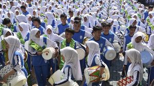 Pementasan Rampak Ember Peringati Hari Guru Nasional
